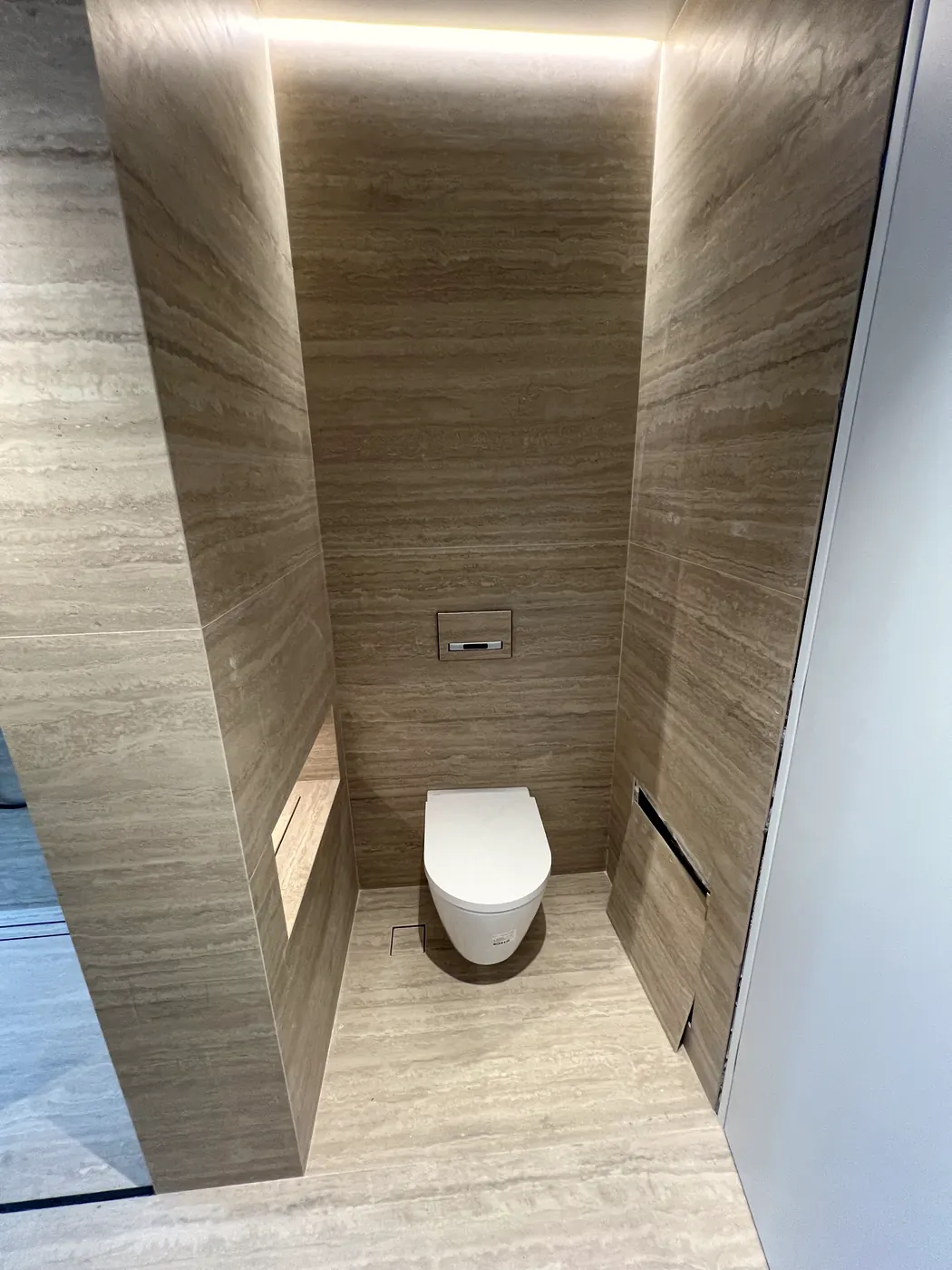 WC με επένδυση ως το ταβάνι και κρυφό φωτισμό